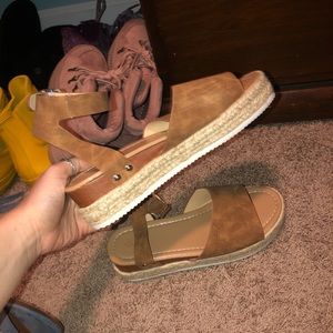 Tan flatform sandals! NEW!